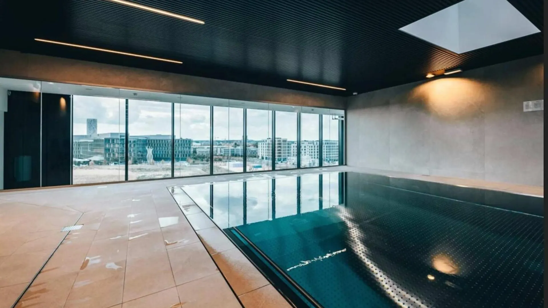Modern 2BR Apartment with Pool & City Views 룩셈부르크