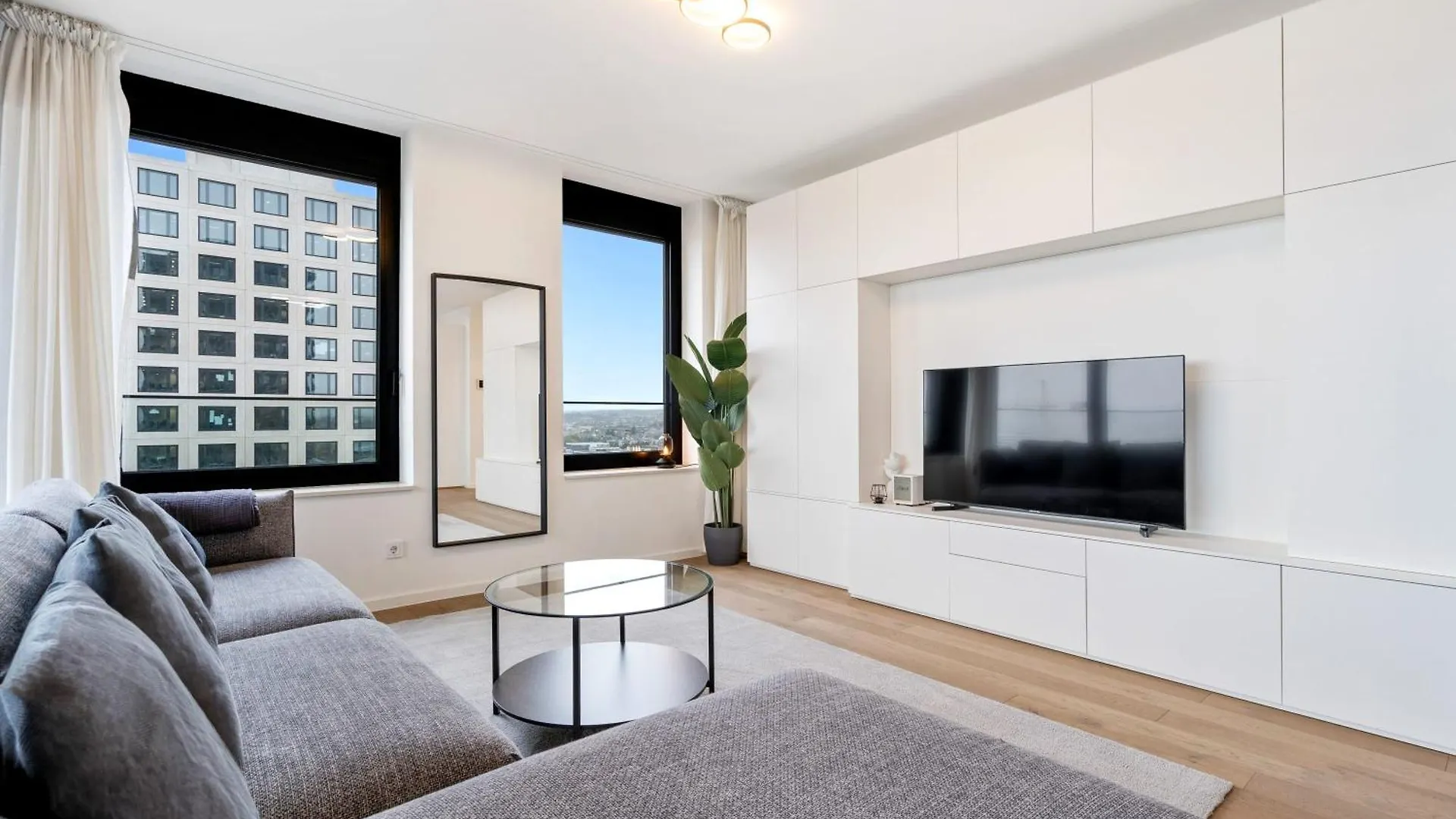 Modern 2BR Apartment with Pool & City Views 룩셈부르크 0*,  룩셈부르크