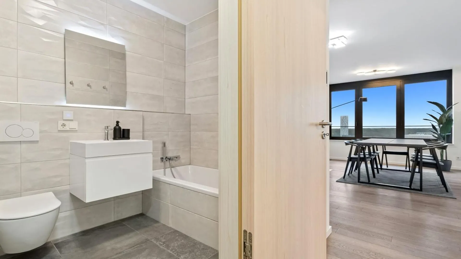 Modern 2BR Apartment with Pool & City Views 룩셈부르크 0*,