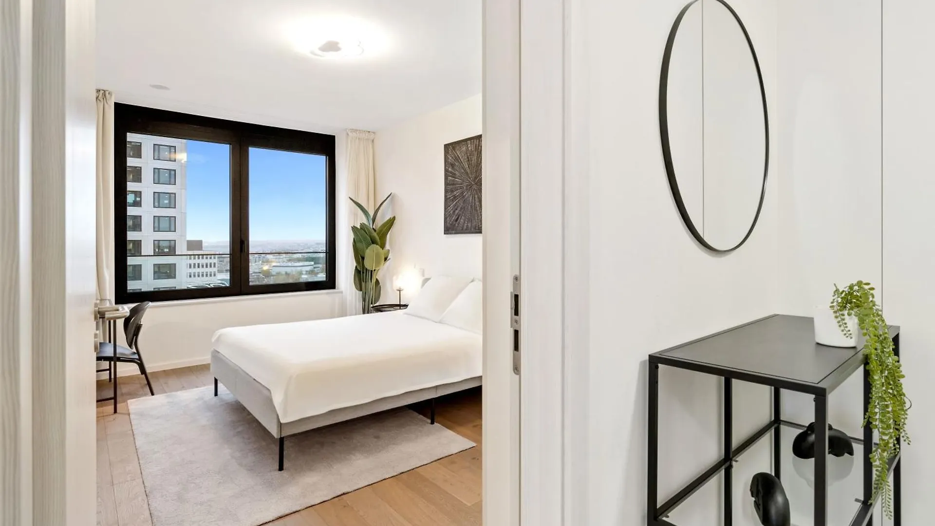 Modern 2BR Apartment with Pool & City Views 룩셈부르크