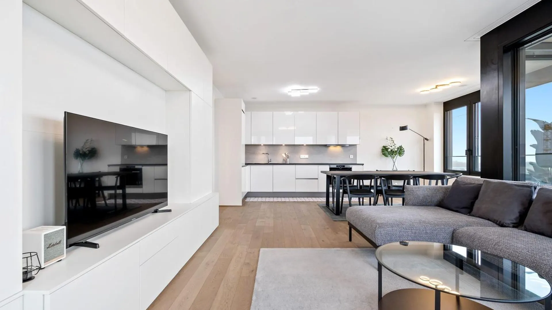 Modern 2BR Apartment with Pool & City Views 룩셈부르크