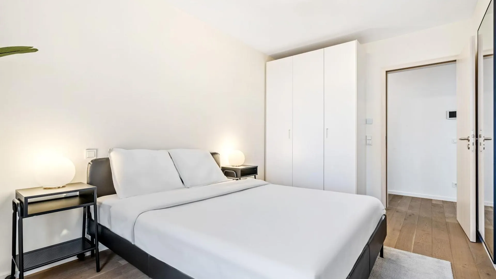 Modern 2BR Apartment with Pool & City Views 룩셈부르크