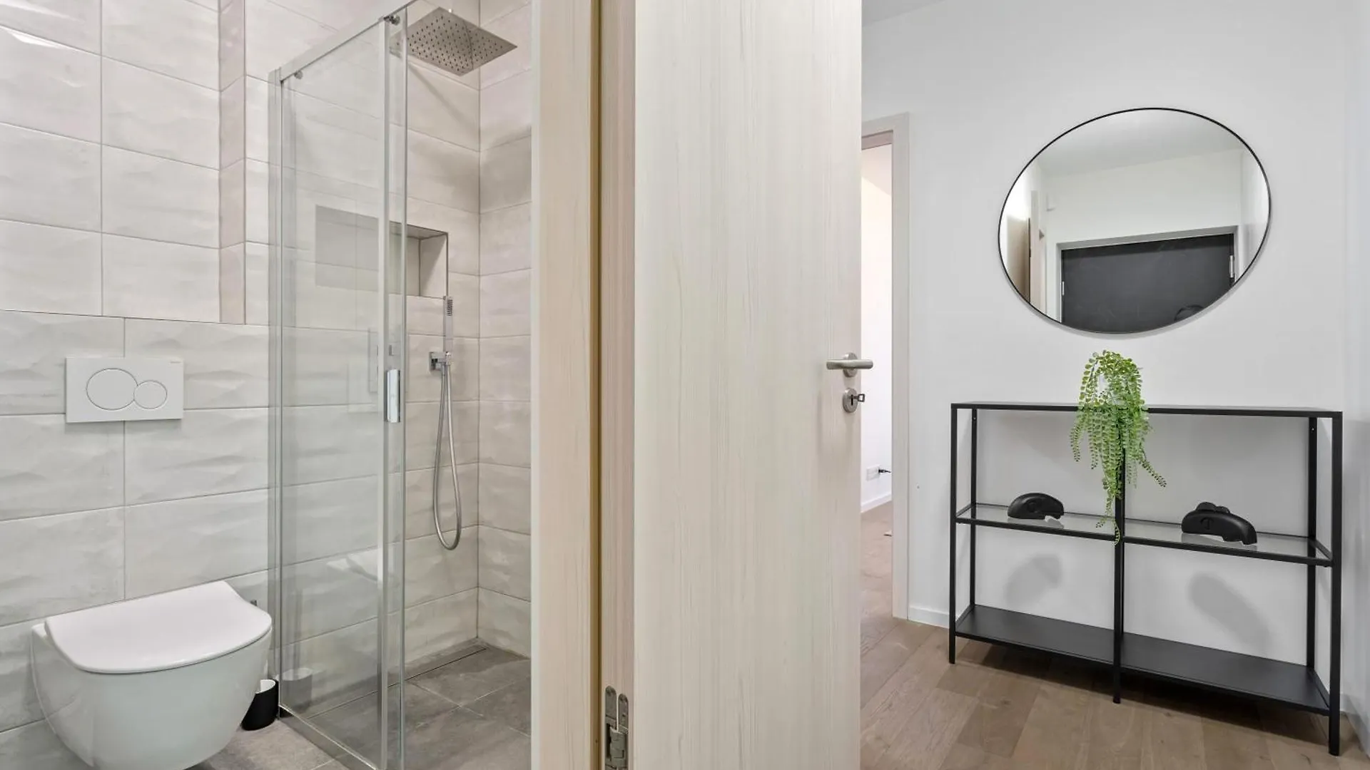 Modern 2BR Apartment with Pool & City Views 룩셈부르크