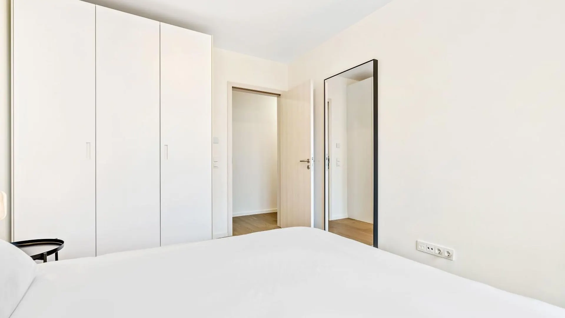 Modern 2BR Apartment with Pool & City Views 룩셈부르크 0*,  룩셈부르크