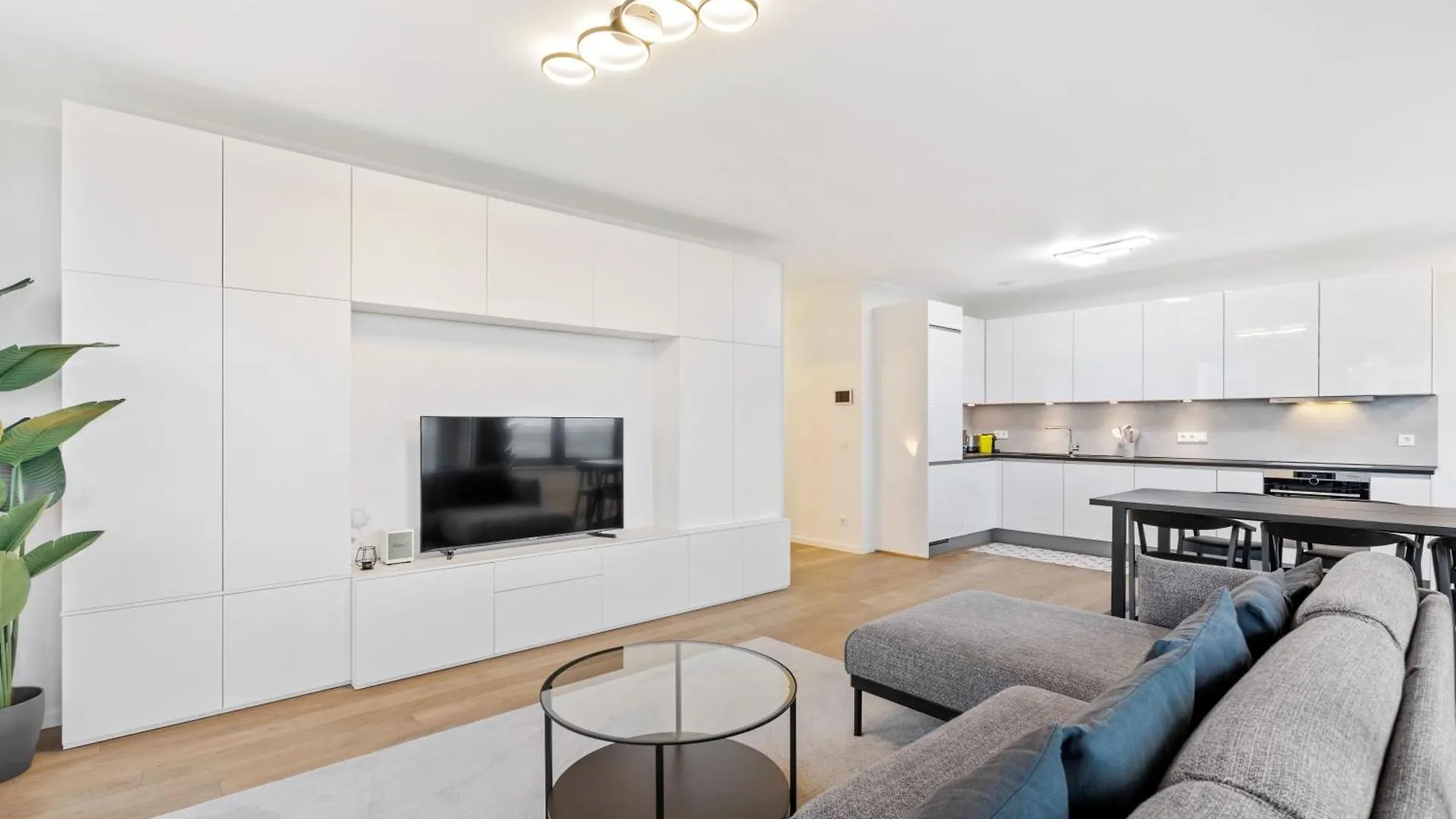 Modern 2BR Apartment with Pool & City Views 룩셈부르크