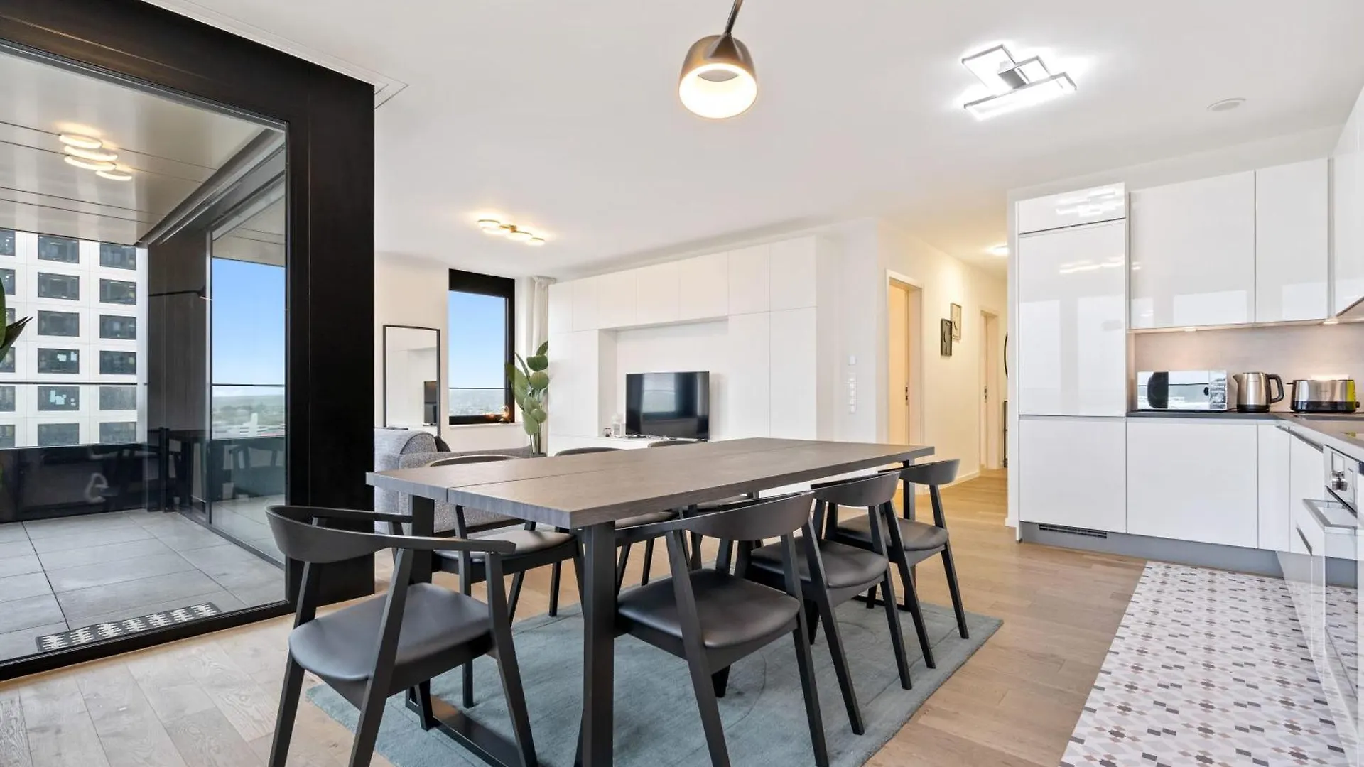 Modern 2BR Apartment with Pool & City Views 룩셈부르크