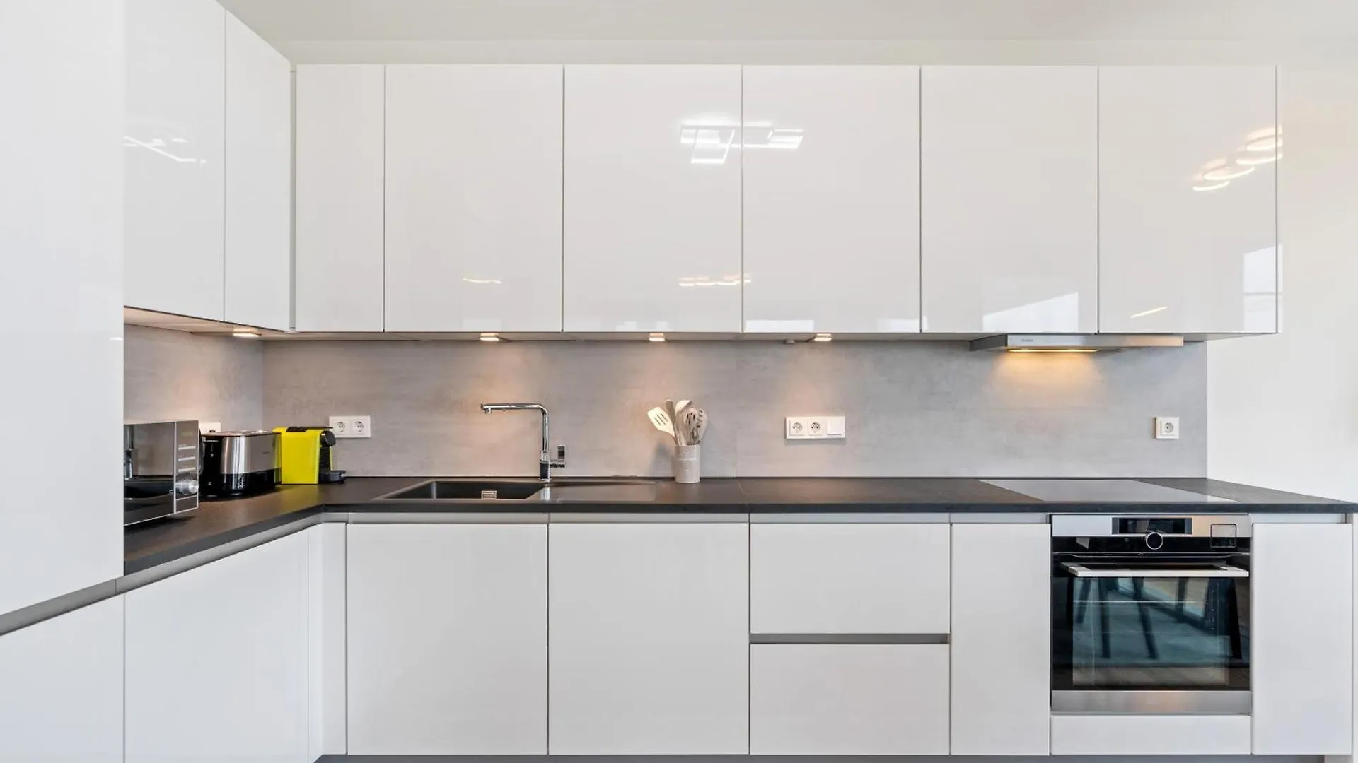 Modern 2BR Apartment with Pool & City Views 룩셈부르크 0*,  룩셈부르크