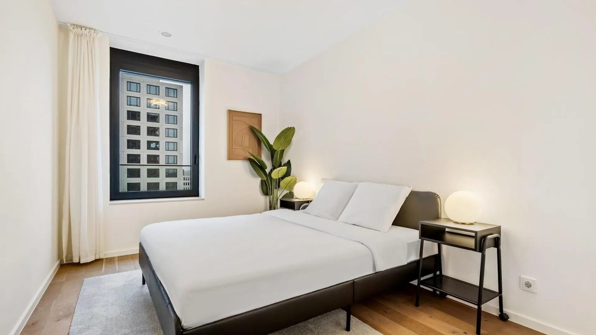 Modern 2BR Apartment with Pool & City Views 룩셈부르크
