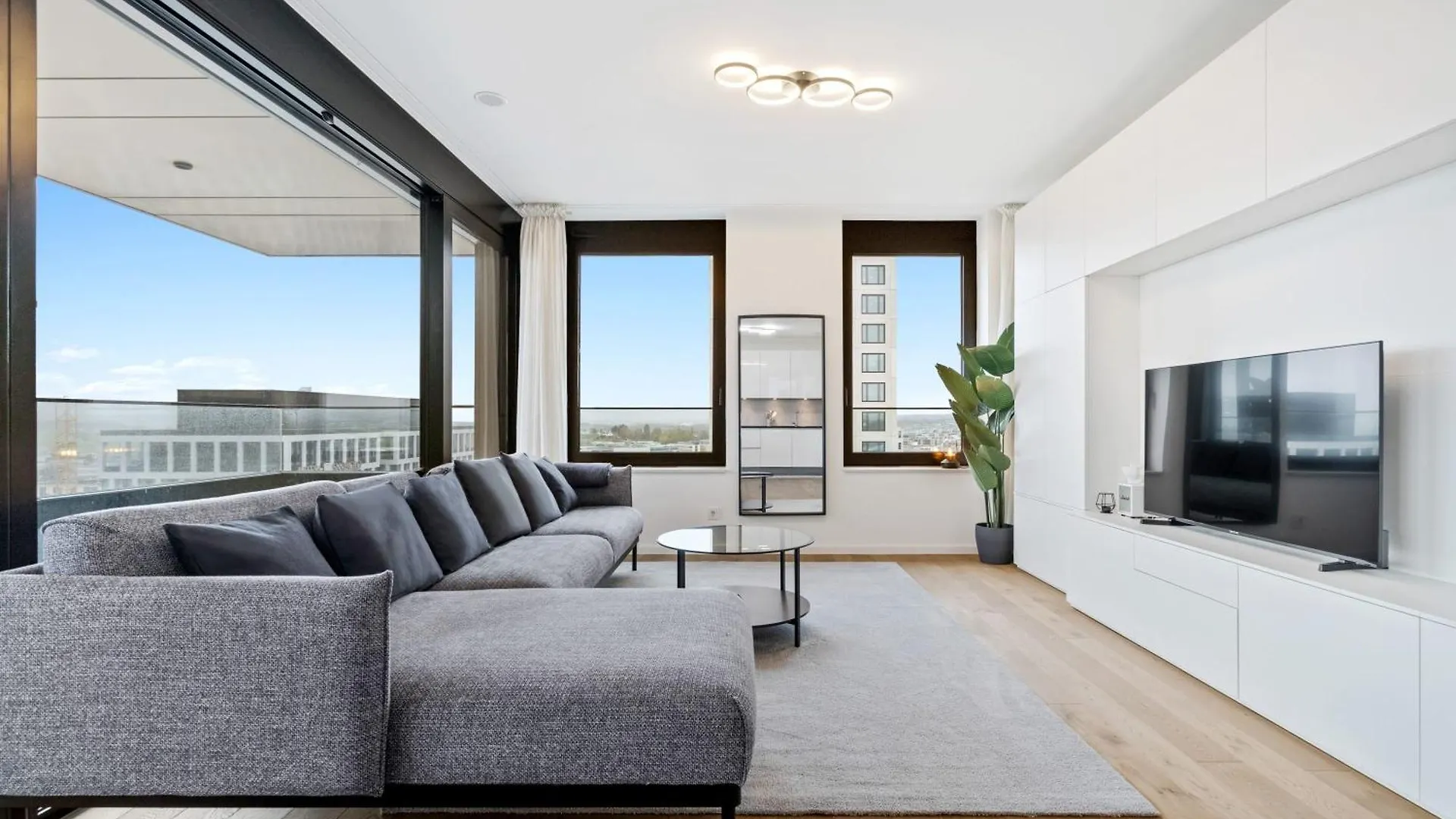 Modern 2BR Apartment with Pool & City Views 룩셈부르크