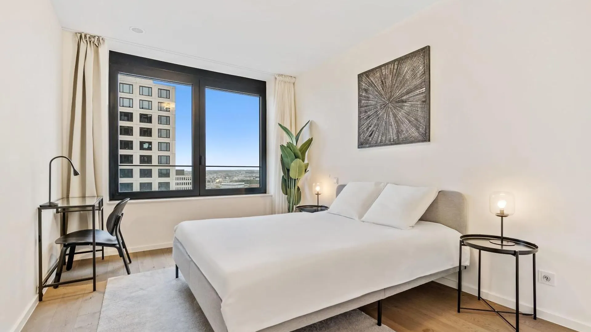 Modern 2BR Apartment with Pool & City Views 룩셈부르크