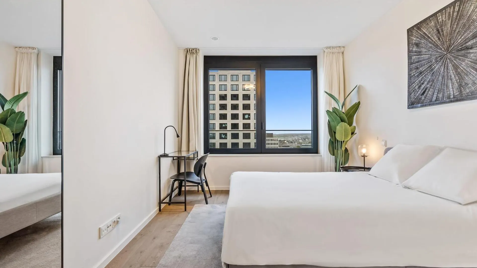 Modern 2BR Apartment with Pool & City Views 룩셈부르크
